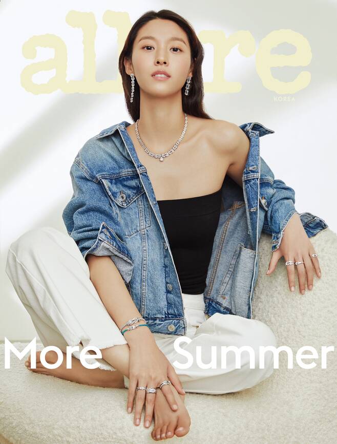 Kim Seolhyun has covered the June issue of Allure Korea, a fashion lifestyle magazine.In this pictorial, which was conducted under the concept of JOY, Seolhyun is emitting a maritime charm of early summer with his unique freshness.In particular, Kim Seolhyun, who was combined with Freds jewelery, expressed both elegance and neatness with professional pose and expression, and received praise from the field staff.Kim Seolhyun, who is a singer and actor, has been actively performing in TVN drama High Seas shopping list and entertainment How the President 2.In the High Seas shopping list, it is a completely different character from what has been shown. In How the President 2, it attracts the attention of the public with a friendly charm.Also, Kim Seolhyun is preparing for his next film, I do not want to do anything.I think Ive got a roots to be an actor, shooting a High Seas shopping list. Should I say the scene is comfortable?I feel comfortable, and there are many other reactions that I have prepared, and I feel and come out.I think it is the stage where such things start to be seen. I like the eight-part story from the viewers point of view, but Im sorry to take it, because Ive been shooting so hard and its over in a month, and Ive been shooting for six months and its over in a month!It feels like it ends as soon as it starts, but the rapid development was so good, and the characters were so colorful. iMBC  Photos Aloure