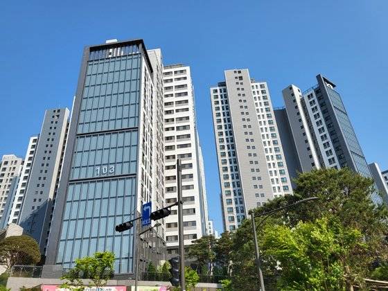 ‘커튼월 룩’이 설치된 신축 아파트 단지의 모습. 한은화 기자