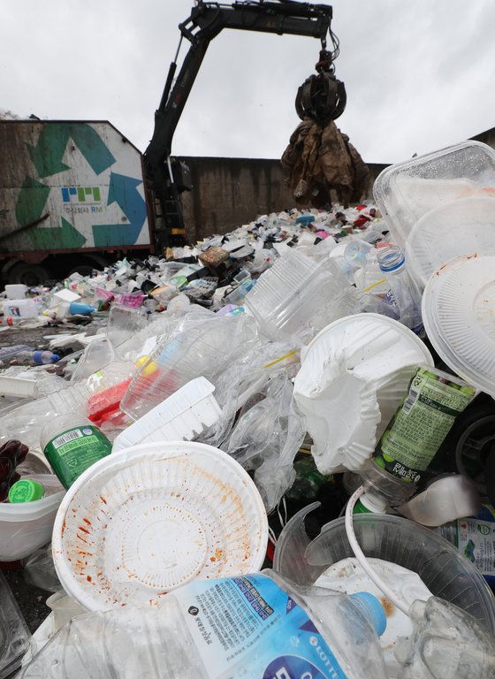 지난해 8월 경기도 수원시 영통구 수원시자원순환센터에 배달음식 등으로 생긴 플라스틱 재활용 쓰레기들이 쌓여있다. 뉴스1