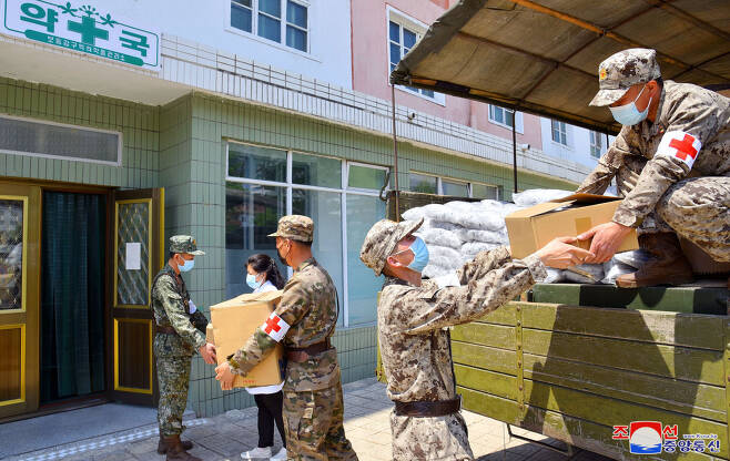 North Korean soldiers delivered medicine to pharmacies amid the North's anti-epidemic campaign, in this photo released May 19 by the state-run Korean Central News Agency. The Central Committee of the Workers' Party of Korea has ordered the military medical field to supply medicine to pharmacies under the 24-hour service system, as the North has seen a surge in suspected coronavirus cases. (Yonhap)