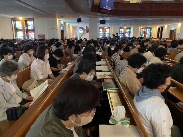 한국교회총연합과 사학법인미션네트워크 공동주최로 20일 서울 영락교회에서 열린 ‘한국교회 어머니 기도회’에서 참석자들이 기도하고 있다.