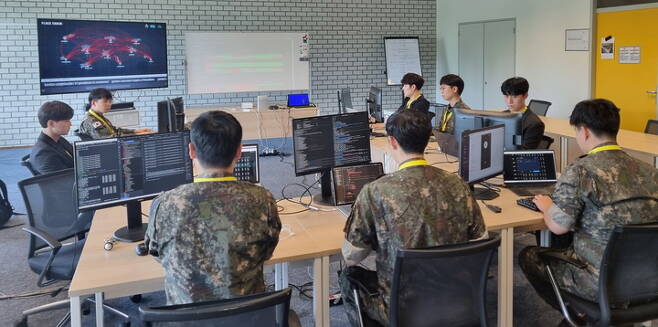 [서울=뉴시스] 한국군이 지난 16일부터 19일까지 네덜란드 헤이그에서 열린 국제 사이버훈련인 '사이버넷 2022'에 참가하고 있는 모습. 2022.05.20. (사진=국방부 제공) *재판매 및 DB 금지