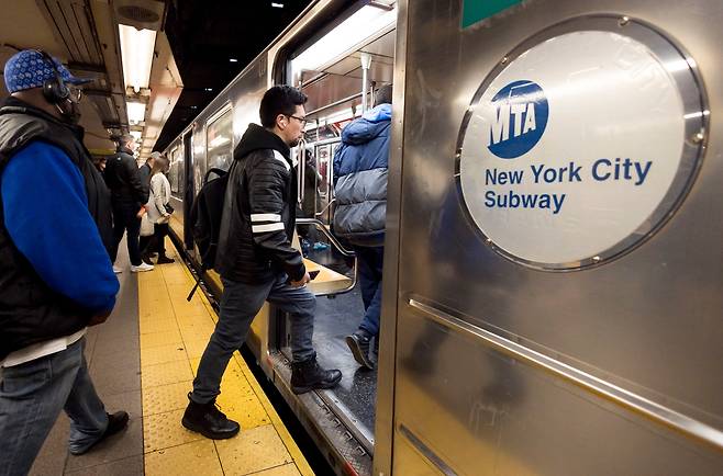 뉴욕 시민이 지하철에 탑승하고 있다. 미국에서는 일명 '뉴욕변이'라고 불리는 오미크론 하위 변이가 우세종이 되면서, 코로나19가 재확산하고 있다./EPA=연합뉴스