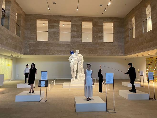 20일 파라다이스시티 아트랩 페스티벌에서 열린 친구 대여 서비스 및 상황극 퍼포먼스 전시. 사전 신청 시 모델이 친구가 되어 전시를 함께 관람할 수 있다. /이신혜 기자