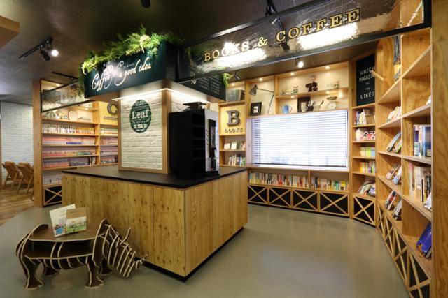 일본 가나가와현의 '요코하마 Leaf 헌혈 룸'은 헌혈자를 위한 북카페와 문화 공간을 마련해 뒀다. SAMBA PORTFOLIO 홈페이지