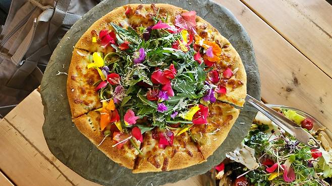 Flora special pizza with various types of flower toppings at restaurant Flora (Kim Hae-yeon/ The Korea Herald)