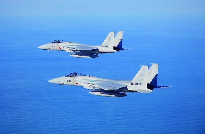 일본 항공자위대 F-15J 전투기 편대가 훈련을 위해 비행을 하고 있다. 방위성 제공