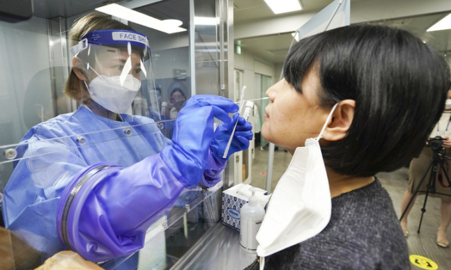 지난 9일 오전 서울 강남구 삼광의료재단에 마련된 해외 입·출국 코로나19 검사센터에서 한국여행업협회 관계자가 PCR검사를 받고 있다. 뉴시스