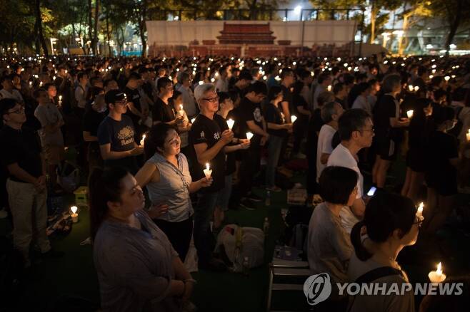 2019년 6월 4일 홍콩에서 열린 톈안먼 민주화시위 추모 촛불집회  [EPA 연합뉴스 자료사진]