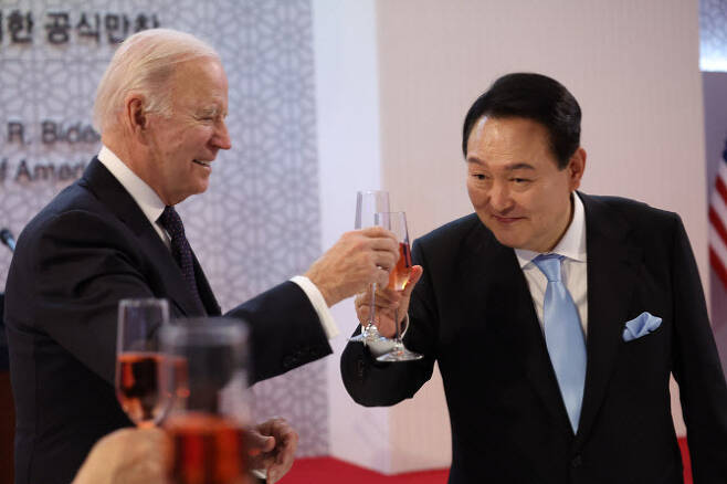 윤석열(오른쪽) 대통령과 조 바이든 미국 대통령이 지난 21일 서울 용산 국립중앙박물관에서 열린 환영 만찬에서 와인잔을 들고 건배하고 있다 (사진=연합뉴스)