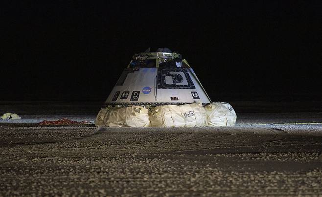 보잉의 CST-100 스타라이너 우주선이 지난 2019년 12월 22일 뉴멕시코주 사막에 착륙한 모습. 아랫부분에 에어백이 보인다. 이때 시험은 우주선이 목표 궤도에 진입하지 못해 실패로 돌아갔다./NASA/Bill Ingalls