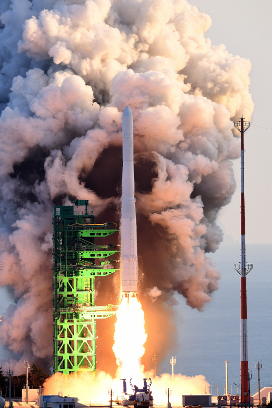 한국형 발사체 누리호가 지난해 10월 21일 전남 고흥 나로우주센터에서 우주로 발사되고 있다. 사진=한국항공우주연구원 제공