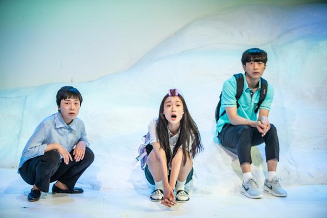 19일 개막한 국립극단 청소년극 '트랙터'에서 배우들이 연기하고 있다. 국립극단 제공