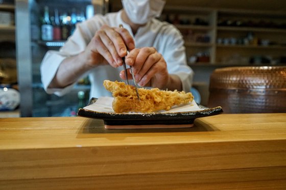 '하루'의 튀김 요리는 주문 즉시 조리에 들어가고 한번에 튀기지 않아 완벽한 '겉바속촉'을 자랑한다. 사진 김성현
