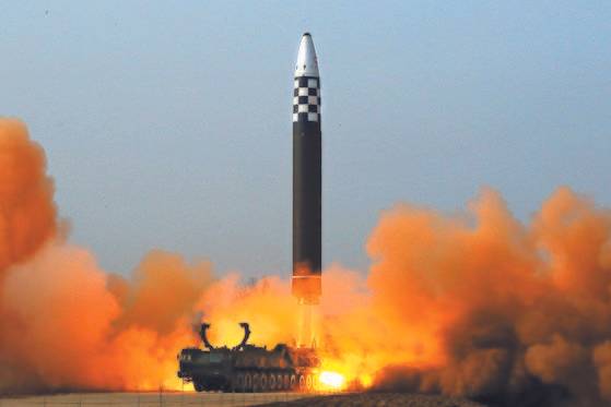 북한이 지난 3월 24일 발사한 신형 대륙간탄도미사일(ICBM)의 모습. 노동신문, 뉴스1