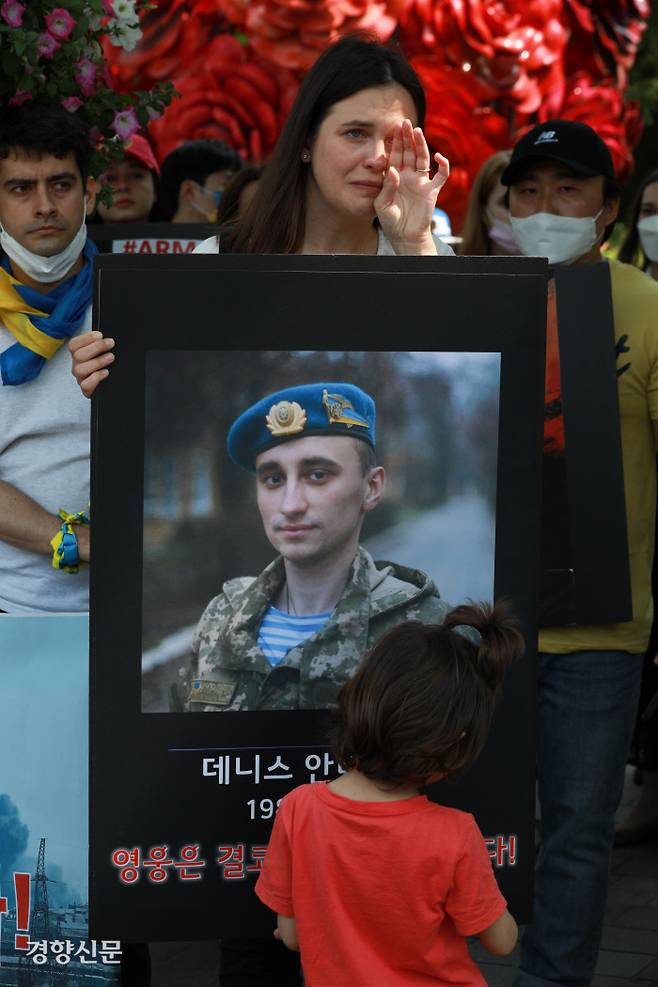 재한 우크라이나인들이 22일 오후 중구 서소문로 러시아대사관 부근에서 전쟁 반대 집회를 열고 있다. 한 참석자가 최근 우크라이나에서 전투중 사망한 지인의 사진을 들고 눈물을 흘리고 있다. 우철훈 선임기자