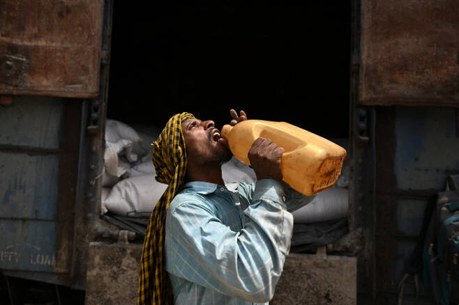 19일(현지시간) 인도 펀자브 주 칸나에 있는 철도역에서 한 노동자가 물을 마시고 있다. AFP연합뉴스
