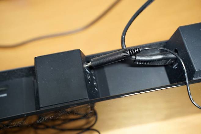 어댑터아이큐 헤드셋을 꽂는 과정에서 전원 케이블이 방해가 된다는 단점도 있습니다.