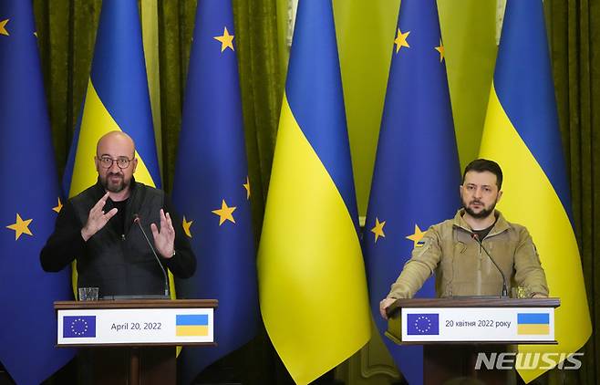 [키이우=AP/뉴시스] 볼로디미르 젤렌스키(오른쪽) 우크라이나 대통령이 20일(현지시간) 우크라이나 키이우에서 샤를 미셸 EU 상임의장과 회담 후 공동 기자회견을 하고 있다. . 2022.04.21