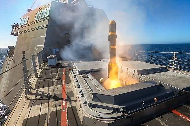 지난 16일(현지시간) 연안전투함(LCS)인 몽고메리함에서 롱보우 헬파이어 미사일을 발사해 지상의 목표물을 파괴하는 실험을 하고 있다. 미 해군 제공