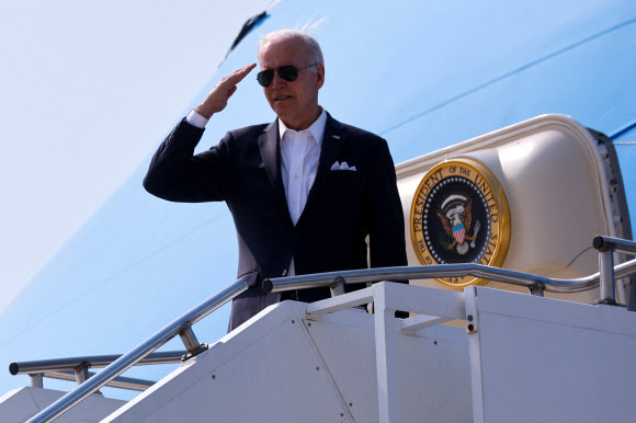 조 바이든 미국 대통령이 22일(현지시간) 한국 평택 오산 공군기지를 떠나면서 거수경례로 작별인사를 하고 있다. 로이터 연합뉴스