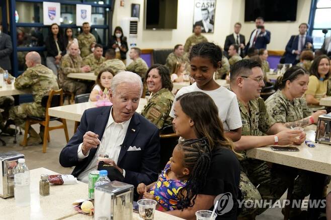 아이스크림 먹는 바이든 미 대통령 (AP=연합뉴스) 한국을 방문한 조 바이든 미국 대통령이 22일 오산공군기지에서 아이스크림을 먹으며 미군 장병과 대화하고 있다. 2022.5.22