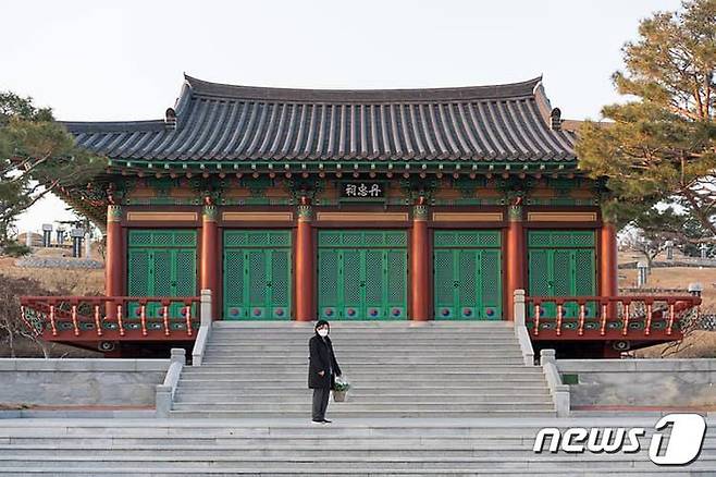 임은정 검사가 지난해 12월 신암선열공원에 방문해 단충사 앞에서 꽃다발을 들고 있다. (임은정 페이스북 갈무리)© 뉴스1