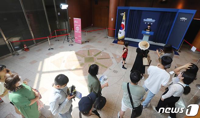 23일 서울 종로구 청와대 춘추관에서 시민들이 기념 촬영을 하고 있다. 2022.5.23/뉴스1 © News1 송원영 기자