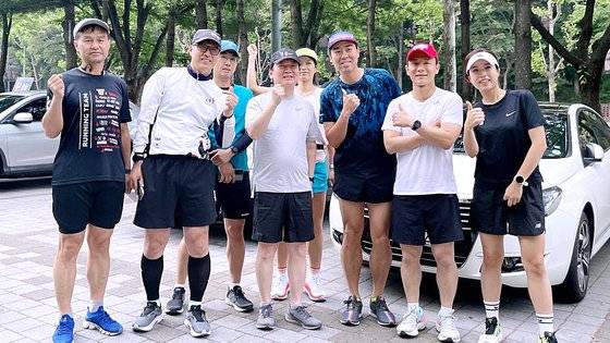 경기 성남 분당갑 국회의원 보궐선거에 출마한 안철수 국민의힘 후보가 22일 오전 6시 30분, 지역 러닝 동호회와 함께 탄천을 달리기에 앞서 기념사진을 찍고 있다. 안철수 캠프 제공