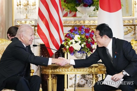 조 바이든 미국 대통령과 기시다 후미오 일본 총리가 23일 오전 일본 도쿄 소재 영빈관에서 열린 정상회담에서 악수하고 있다. [연합뉴스]