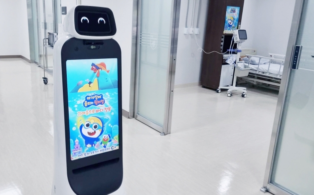 서울 고려대안암병원은 이달 초 LG전자 ‘클로이 로봇’을 도입했다.