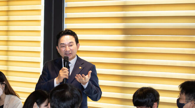 원희룡 국토교통부 장관이 23일 세종시에서 열린 기자간담회에서 기자들의 질문에 답하고 있다. 국토교통부 제공