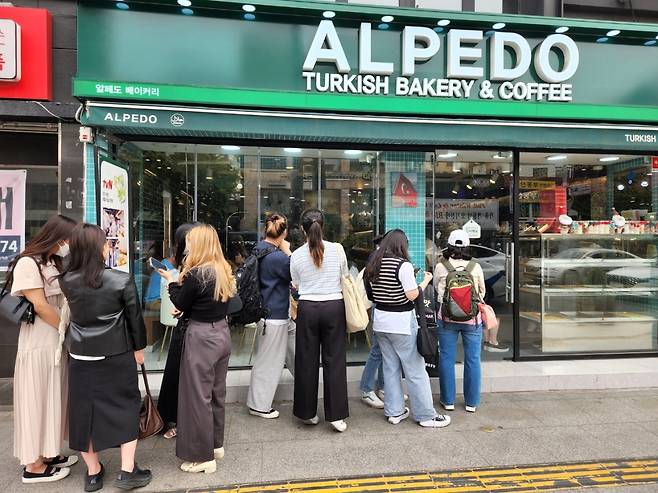 Customers line up in front of Turkish bakery Alpedo in Itaewon, Seoul. (Choi Jae-hee /The Korea Herald)