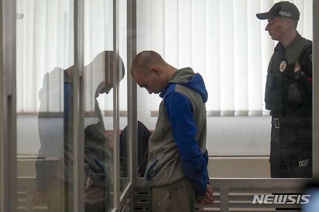 [키이우=AP/뉴시스] 지난 19일(현지시간) 우크라이나 키이우에서 러시아군 병사 바딤 시시마린이 법정에 서 있다. 첫 전범 재판을 받는 21세의 이 병사는 우크라이나에서 전쟁이 시작된 이후 두 명의 장교로부터 명령을 받아 민간인을 총으로 살해한 혐의로 23일 무기징역을 선고받았다.