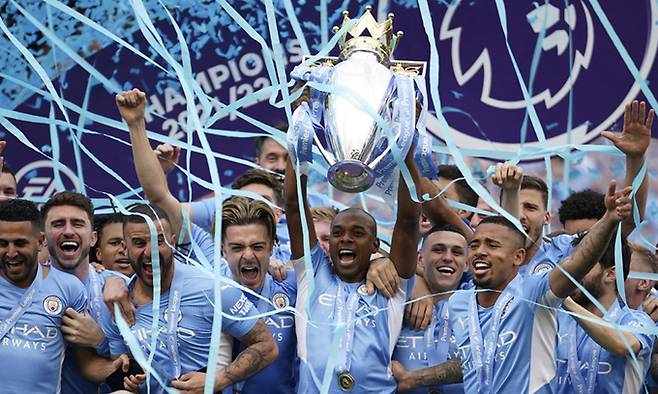 잉글랜드 프로축구 ‘명가’ 맨체스터 시티 선수들이 23일 영국 맨체스터의 에티하드 스타디움에서 열린 2021∼2022시즌 잉글랜드 프리미어리그 최종전에서 애스턴 빌라에 극적인 역전승을 거두고 리그 2연패를 달성한 뒤 트로피를 들고 환호하고 있다. 맨체스터=AFP연합뉴스
