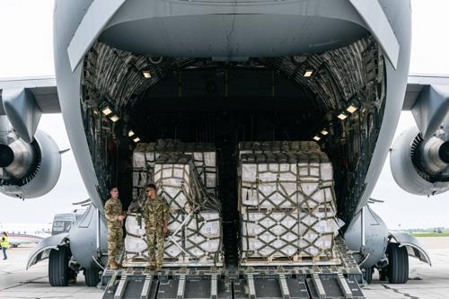 미 군용 수송기 C-17에 실려 미국 인디애나폴리스로 공수된 네슬레의 분유 [AFP 연합뉴스 자료사진. 재판매 및 DB 금지]