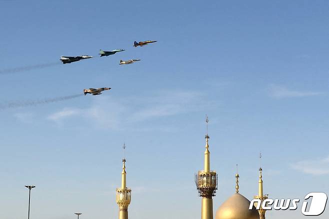 2022년 4월 18일 이란 대통령실이 배포한 테헤란 상공 전투기 비행 훈련 모습. © AFP=뉴스1 © News1 최서윤 기자