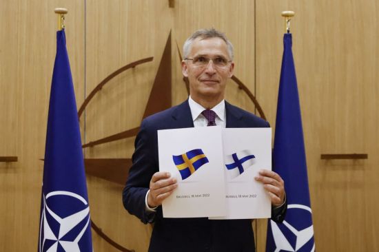 지난 18일(현지시간) 벨기에 브뤼셀의 북대서양조약기구(NATO) 본부에서 옌스 스톨텐베르그 NATO 사무총장이 핀란드와 스웨덴의 가입신청서를 공개하고 있다. 이로서 핀란드는 74년만에, 스웨덴은 208년만에 중립정책을 포기했다. 브뤼셀(벨기에)= EPA·연합뉴스