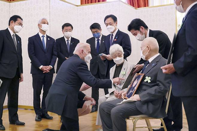 일본을 방문 중인 조 바이든(왼쪽) 미국 대통령이 23일 도쿄 아카사카 영빈관에서 기시다 후미오 일본 총리와 함께 북한에 납치된 일본인의 가족들과 만나고 있다./교도 연합뉴스