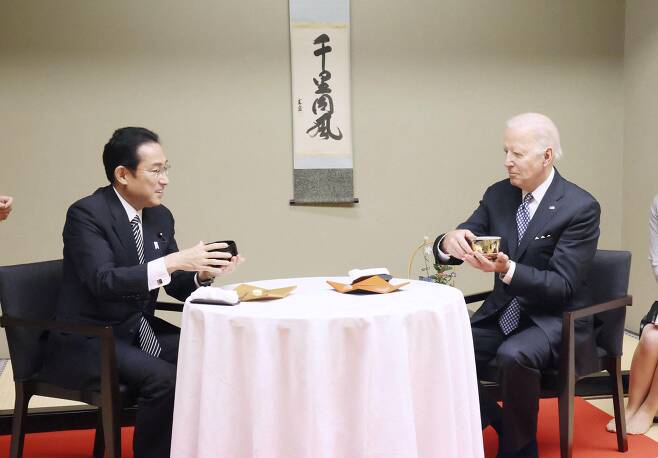 일본을 방문 중인 조 바이든(오른쪽) 미국 대통령이 23일 도쿄의 한 식당에서 열린 비공개 만찬에 참석해 기시다 후미오 일본 총리와 전통 다도를 즐기고 있다. /로이터교도 연합뉴스