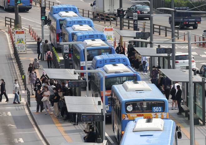 지난 5월 18일 서울역환승센터에서 시민들이 버스를 기다리고 있다./연합뉴스