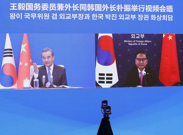 박진(오른쪽) 외교장관이 2022년 5월 16일 왕이 중국 국무위원 겸 외교부장과 화상 회담을 했다. /중국 외교부