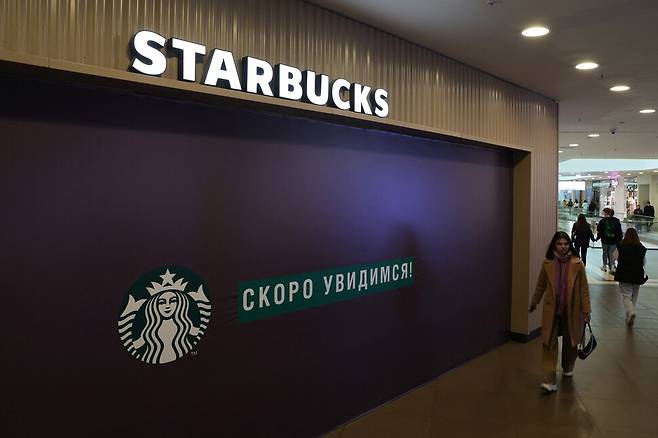 23일 러시아 상트페테르부르크에 있는 스타벅스 점포 문이 굳게 닫혀있다. 로이터 연합뉴스