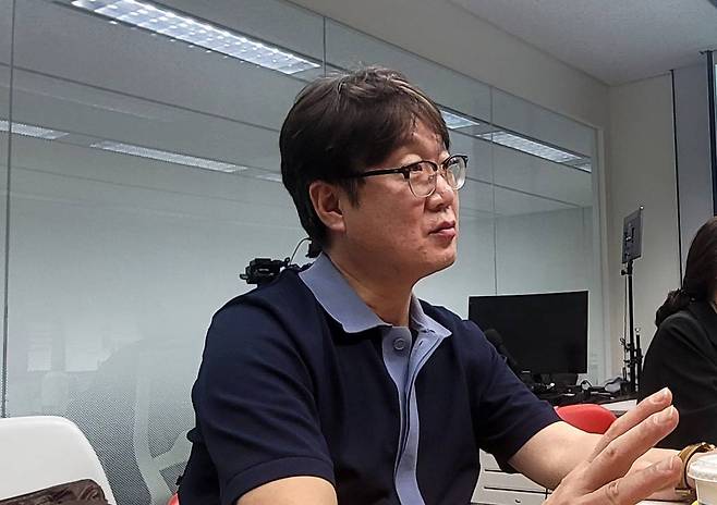 질문에 자세하게 답변하고 있는 트랜쇼 이종환 대표, 출처: IT동아