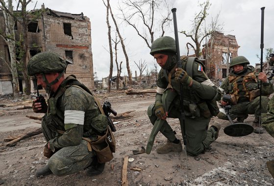 우크라이나 마리우폴의 아조프스탈에서 전투 중인 러시아군. 로이터=연합