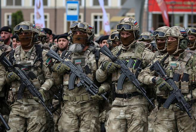 지난 9일 제2차 세계대전 전승 기념 열병식에서 행진 중인 러시아군. 로이터=연합