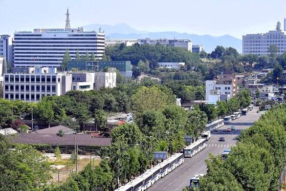 한미정상회담이 열린 21일 서울 용산 대통령실 인근 도로에서 경찰버스들이 집회 및 시위에 대비해 대기하고 있다. 뉴스1