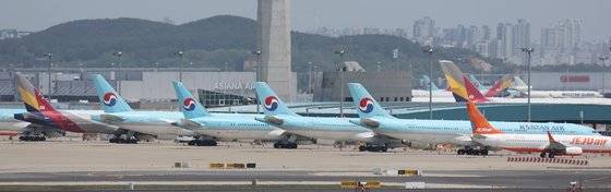 국제 유가 상승에 따라 대한항공의 국제선 항공권에 부과되는 유류할증료가 또다시 역대 최고를 경신했다. 항공사들이 유가 상승에 따른 손실을 보전하기 위해 운임에 별도로 부과하는 유류할증료가 인상되면서 소비자가 내야 하는 항공권 총액도 오르게 됐다. 연합뉴스