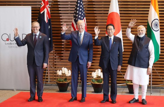 일본 도쿄에서 24일 쿼드 정상회의가 열렸다. 왼쪽부터 앤서니 앨버니지 호주 총리, 조 바이든 미국 대통령, 기시다 후미오 일본 총리, 나렌드라 모디 인도 총리. [AFP=연합뉴스]