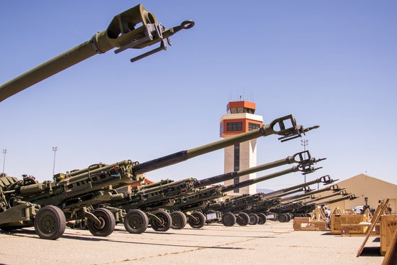 미국이 우크라이나군에 제공한 M777 곡사포. 로이터=연합뉴스